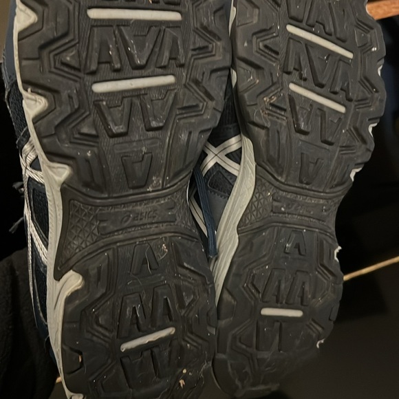 Mens size 8 Asics  tennis shoes well loved fair condition. - Picture 3 of 4